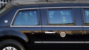 US President Barack Obama (L) sits in hi