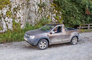 Dacia-Duster-Pick-Up-Spied-1