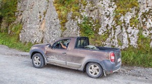 Dacia-Duster-Pick-Up-Spied-2