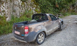 Dacia-Duster-Pick-Up-Spied-3