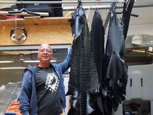 dartz-black-alligator-2